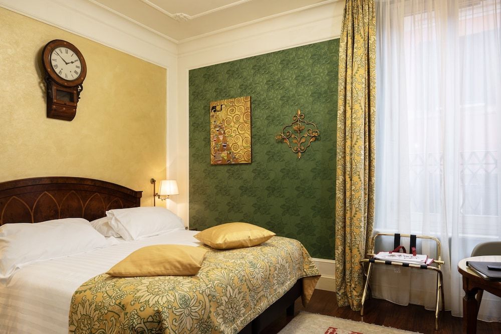 Art Hotel Orologio Classic Double or Twin Room 5