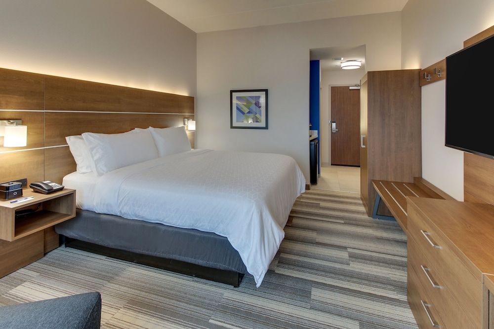 Standard Room, 1 King Bed, Accessible (Mobility, Roll-In Shower)