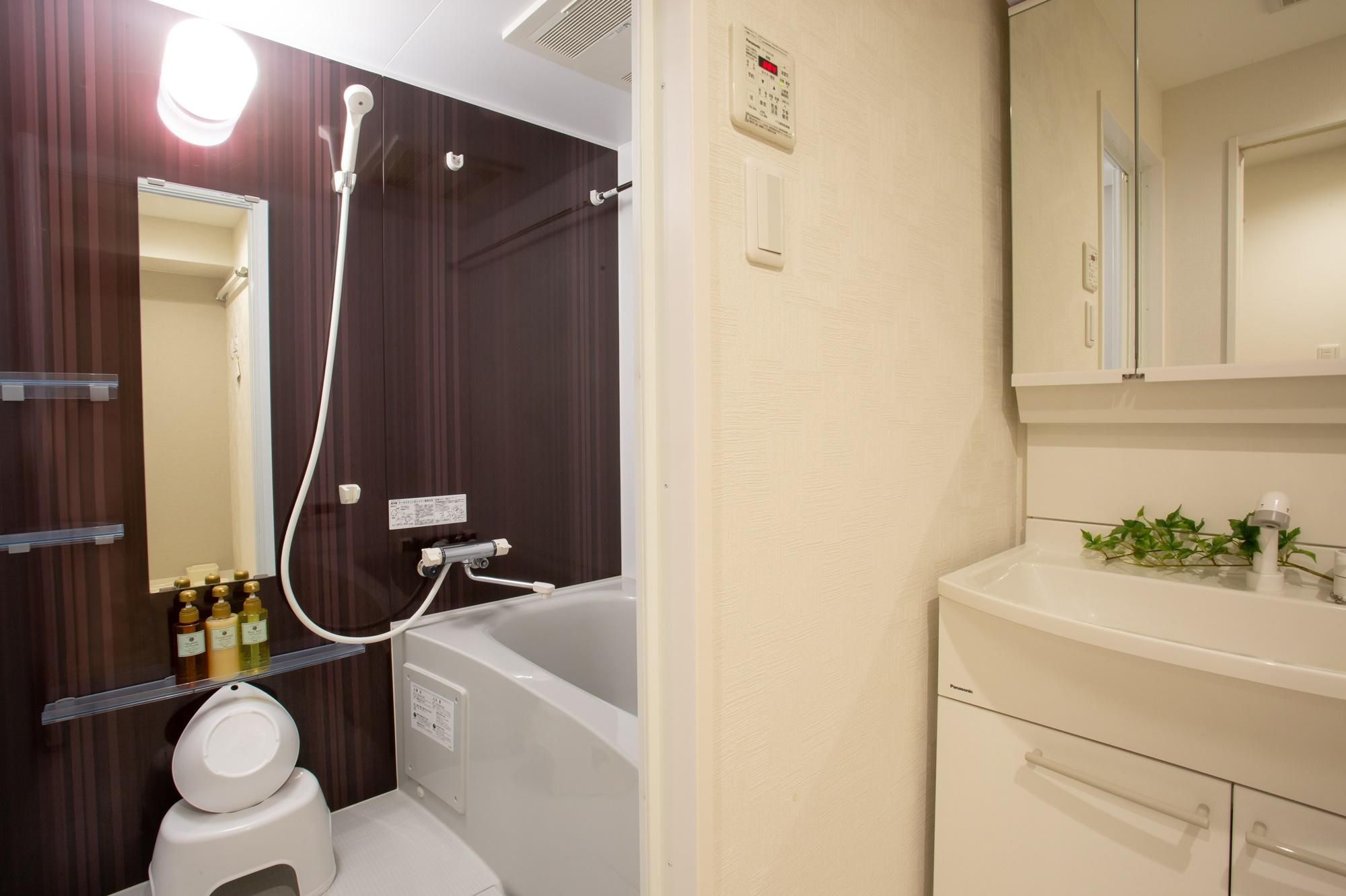 BON Condo Namba Nipponbashi Deluxe Twin Room Type D 2