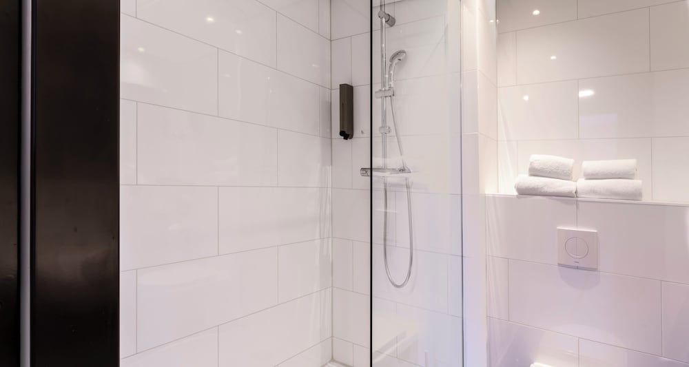 PLAZA Premium Almere Comfort Single Room 7