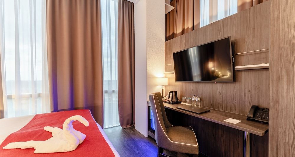 PLAZA Premium Almere Comfort Single Room 9