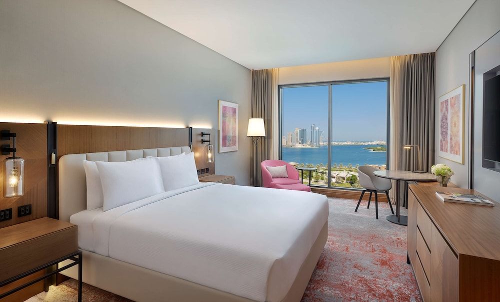 DoubleTree by Hilton Sharjah Waterfront Hotel & Residences Room, 1 King Bed, Waterfront View 3