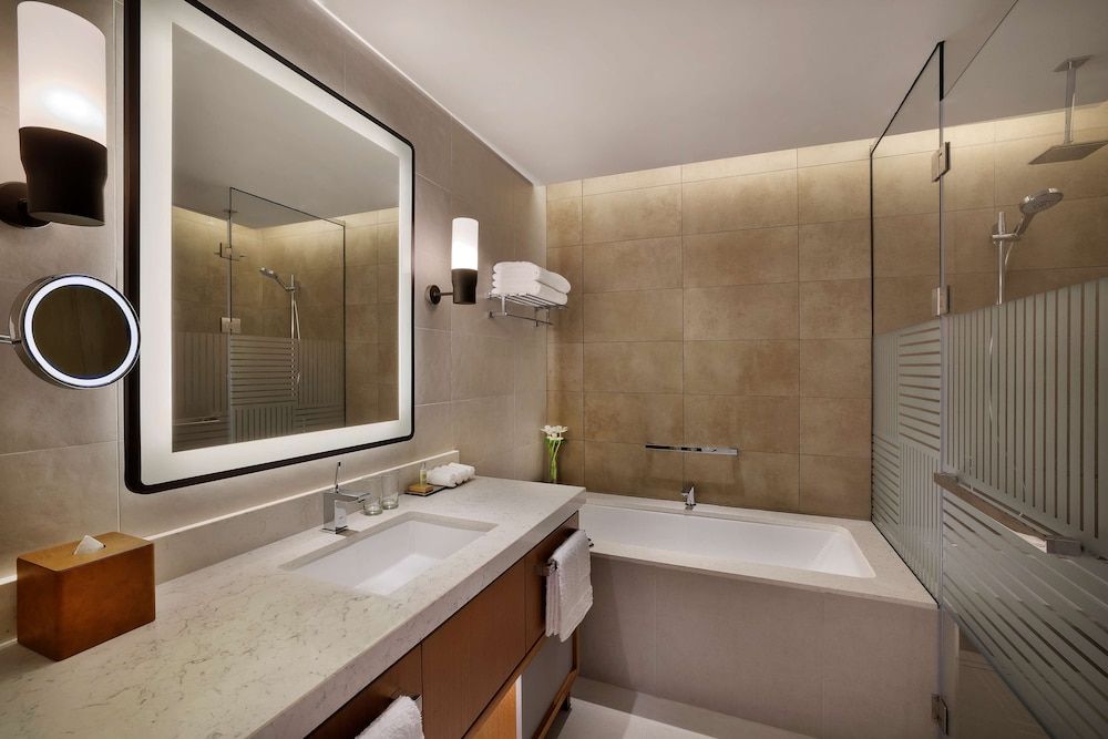 DoubleTree by Hilton Sharjah Waterfront Hotel & Residences Room, 1 King Bed, Waterfront View 5