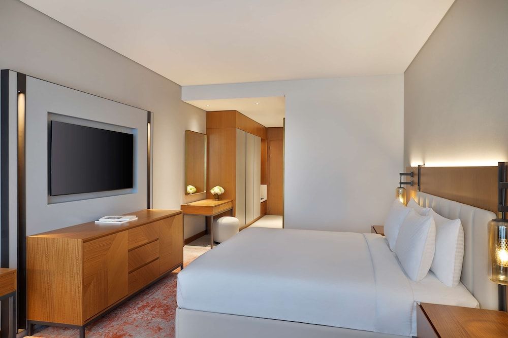 DoubleTree by Hilton Sharjah Waterfront Hotel & Residences Room, 1 King Bed, Waterfront View 2