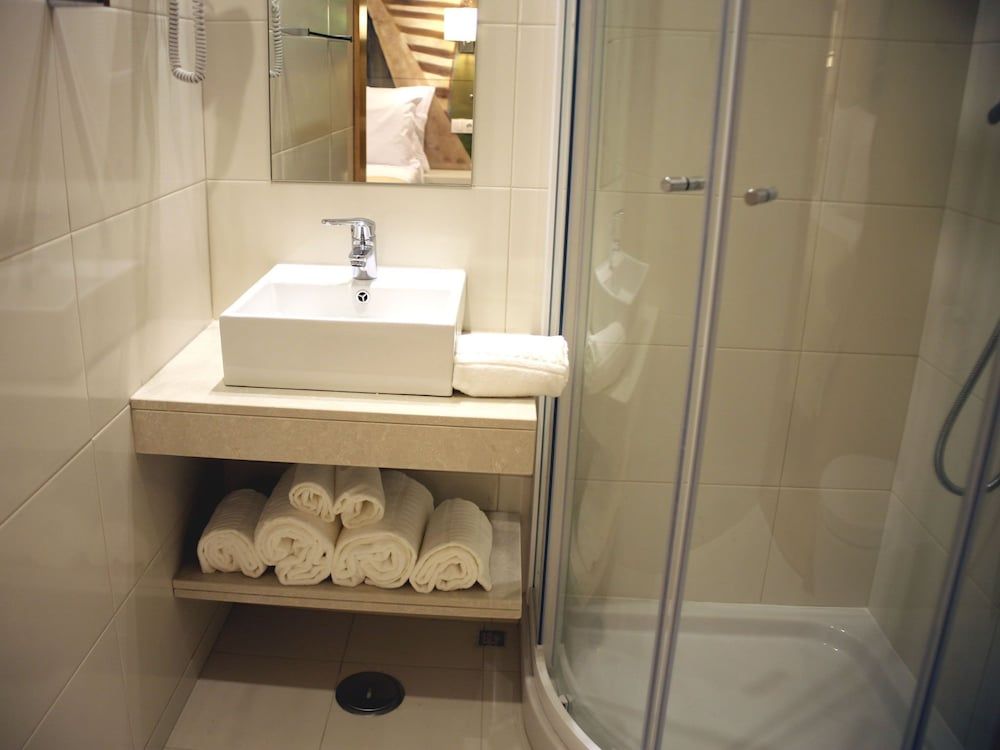 Lisbon Style Guesthouse Basic Double Room (Small) 4