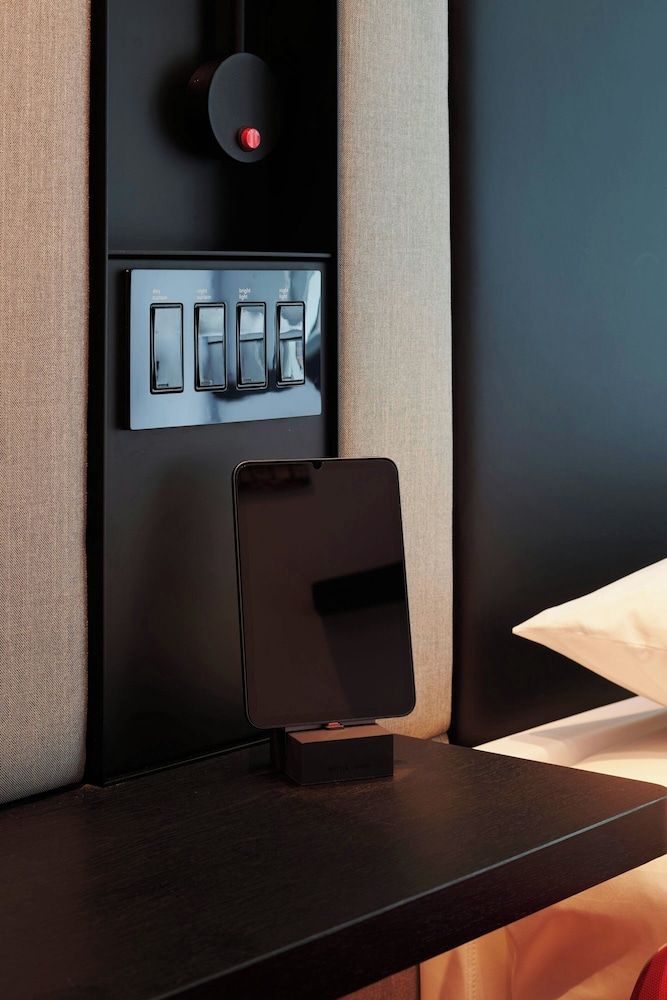 citizenM Chicago Downtown Room, 1 King Bed (High Floor) 9