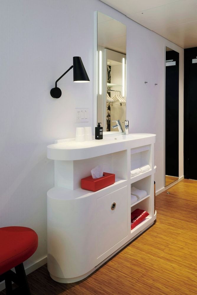 citizenM Chicago Downtown Room, 1 King Bed (High Floor) 7