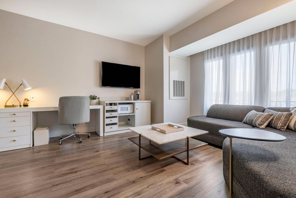 Cambria Hotel Calabasas - Malibu Presidential Suite, 2 Queen Beds, Accessible, Non Smoking 4