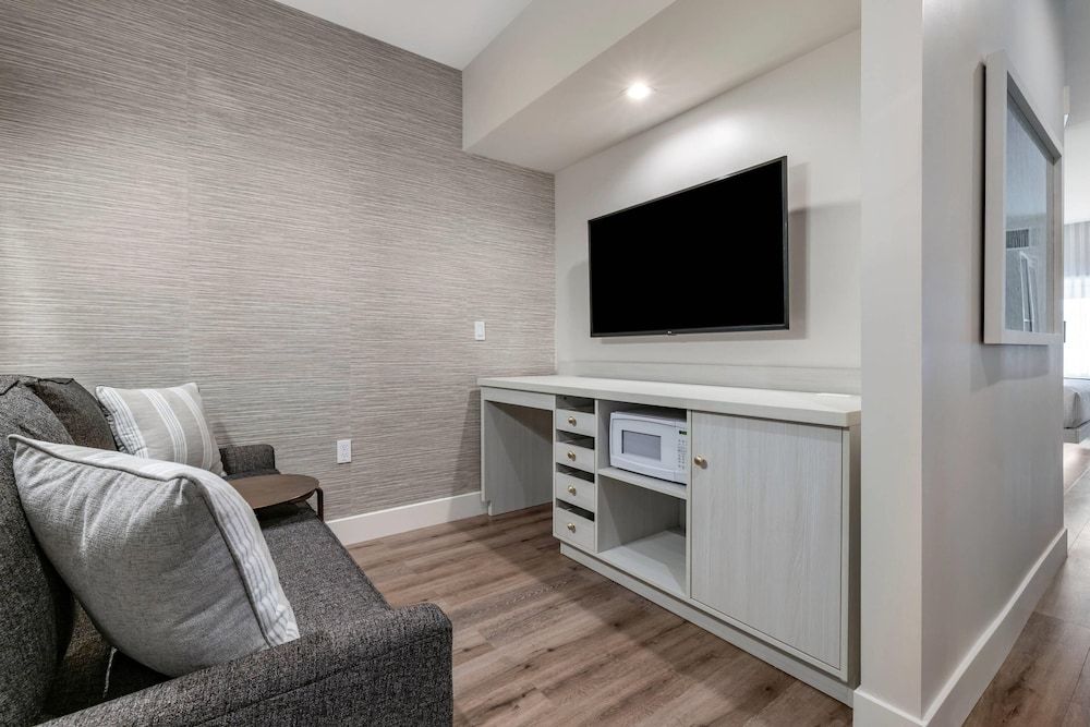 Cambria Hotel Calabasas - Malibu Suite, 1 King Bed, Accessible, Non Smoking 4