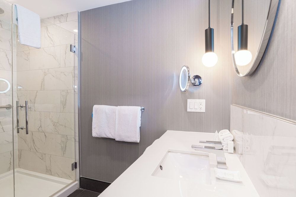 Sandman Signature Sherwood Park Hotel Standard Room, 1 King Bed with Sofa bed (Euro Style Shower) 5