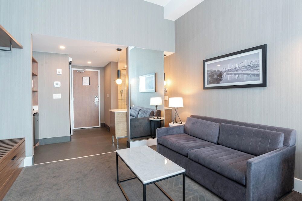 Sandman Signature Sherwood Park Hotel Standard Room, 1 King Bed with Sofa bed (Euro Style Shower) 6