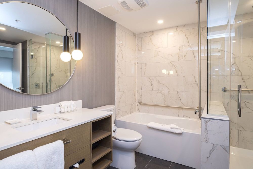 Sandman Signature Sherwood Park Hotel Standard Suite, 1 King Bed, Kitchen 4