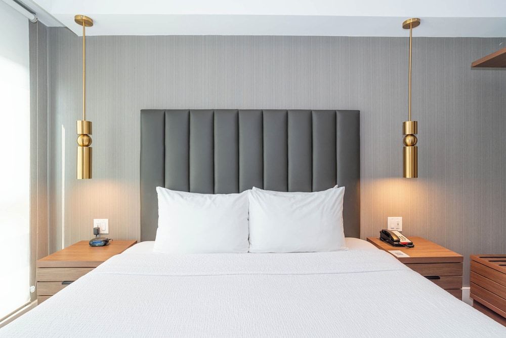 Sandman Signature Sherwood Park Hotel Standard Suite, 1 King Bed, Kitchen 2