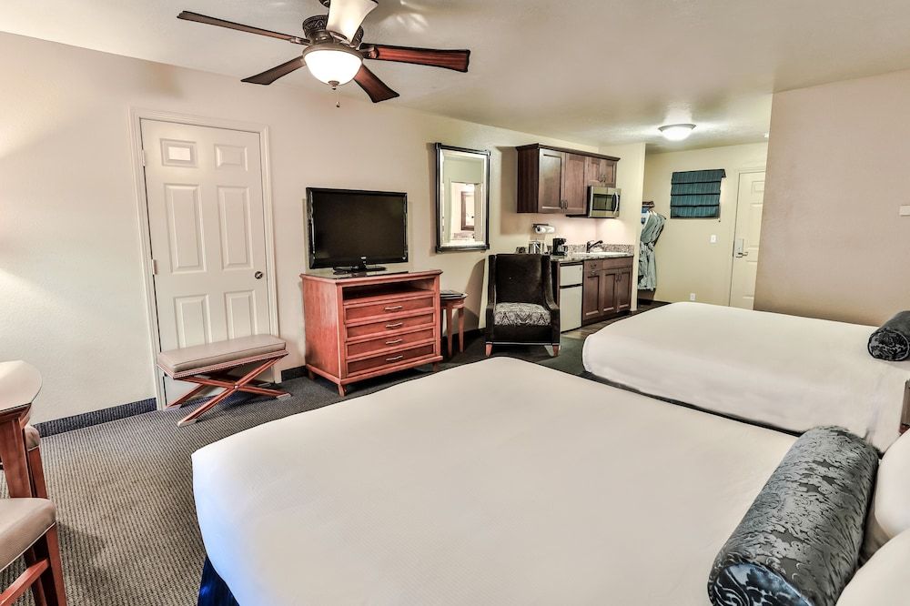 The Springs Resort & Spa Deluxe Studio Suite, 2 Queen Beds, Kitchenette, Mountainside 3