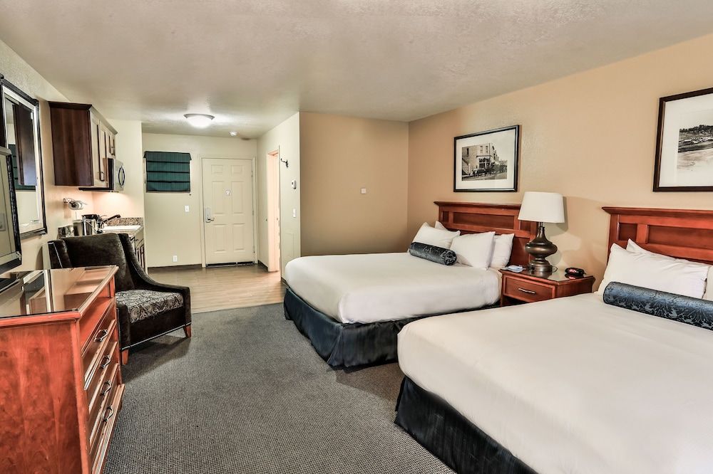The Springs Resort & Spa Deluxe Studio Suite, 2 Queen Beds, Kitchenette, Mountainside 2