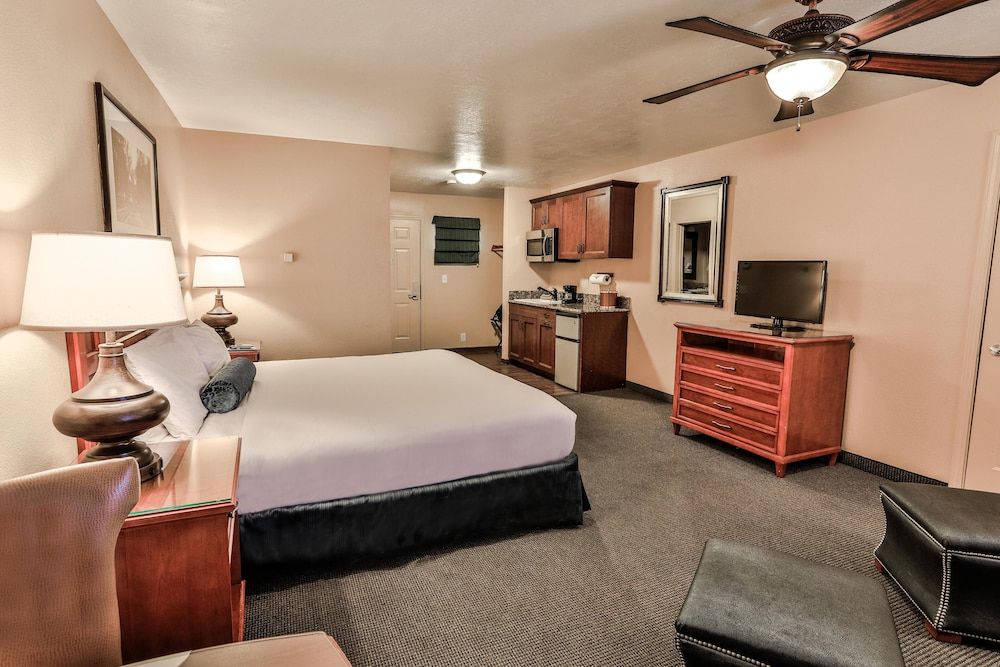 The Springs Resort & Spa Deluxe Studio Suite, 1 King Bed with Sofa bed, Kitchenette, Mountainside 2