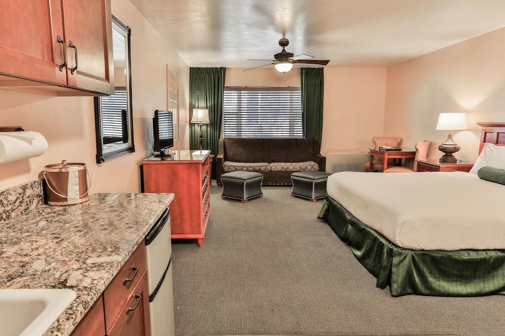 The Springs Resort & Spa Deluxe Studio Suite, 1 King Bed with Sofa bed, Kitchenette, Mountainside 3