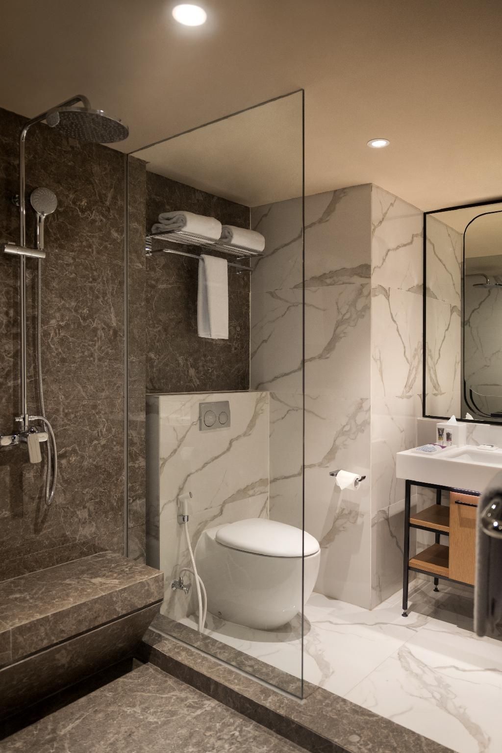 Mercure Jakarta Batavia Classic Room with 1 queen-size bed 2