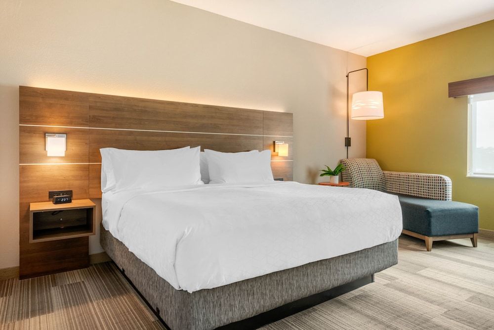 Standard Room, 1 King Bed, Accessible (Mobility, Roll-In Shower)