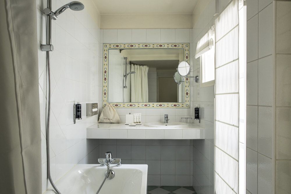 undefined Hôtel de la Place du Louvre 9