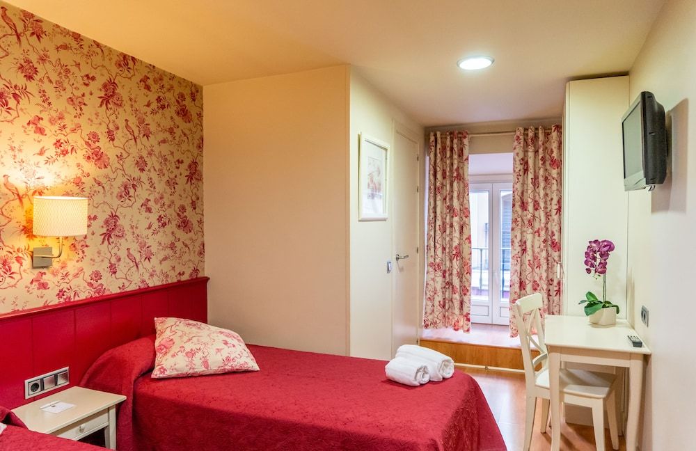 Hostal Matheu City Double or Twin Room 7