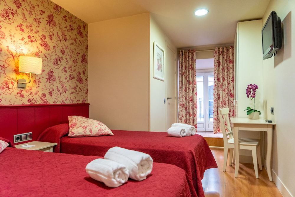 Hostal Matheu City Double or Twin Room 11