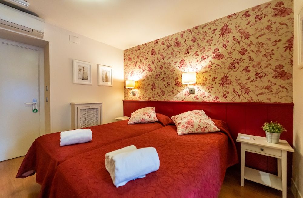 Hostal Matheu City Double or Twin Room 9