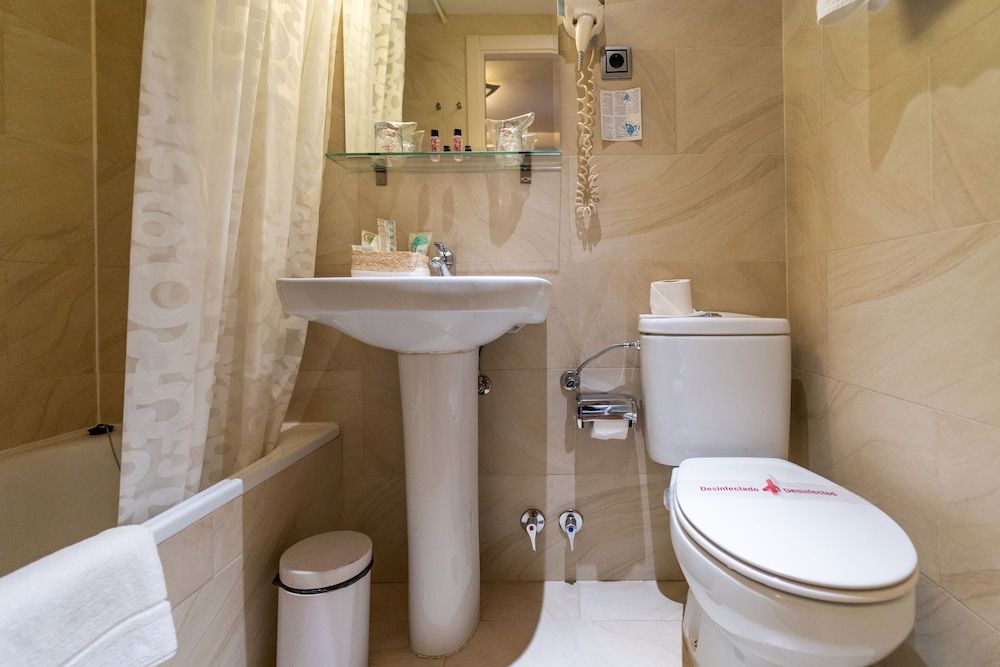 Hostal Matheu City Double or Twin Room 15