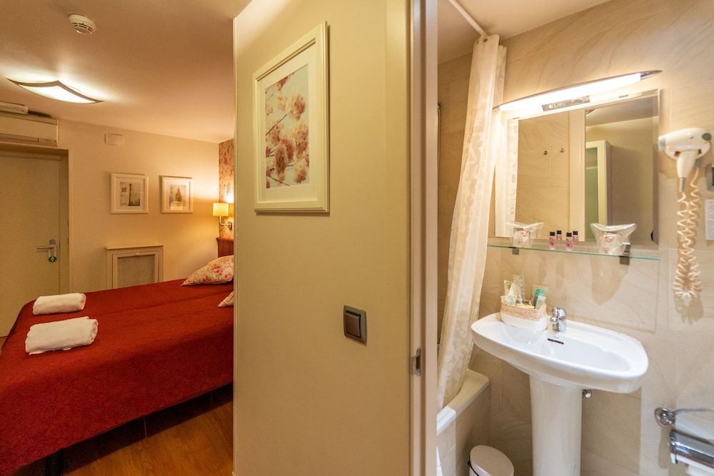 Hostal Matheu City Double or Twin Room 13