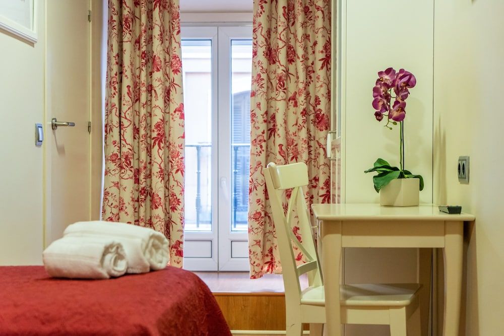 Hostal Matheu City Double or Twin Room 23