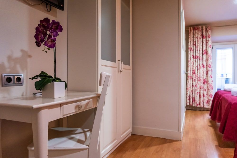 Hostal Matheu City Double or Twin Room 19