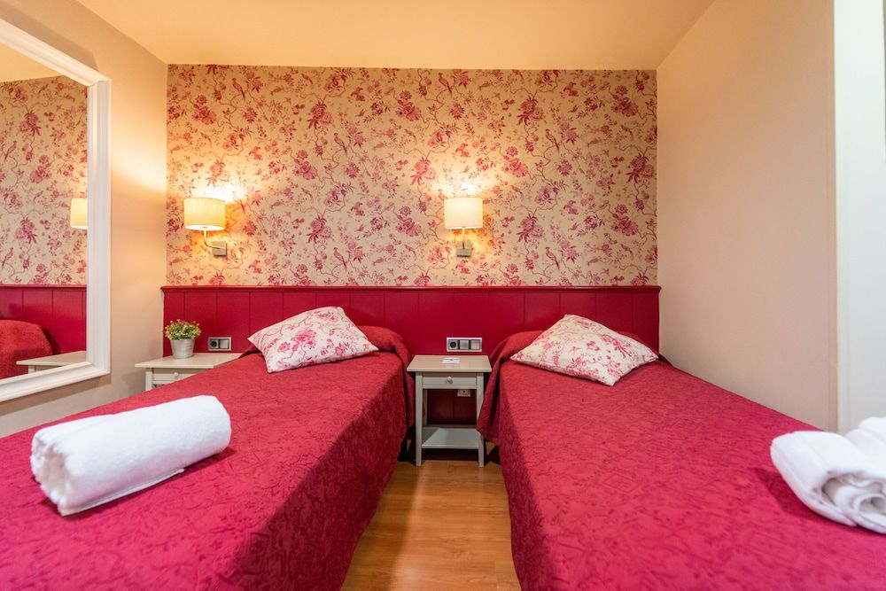Hostal Matheu City Double or Twin Room 10