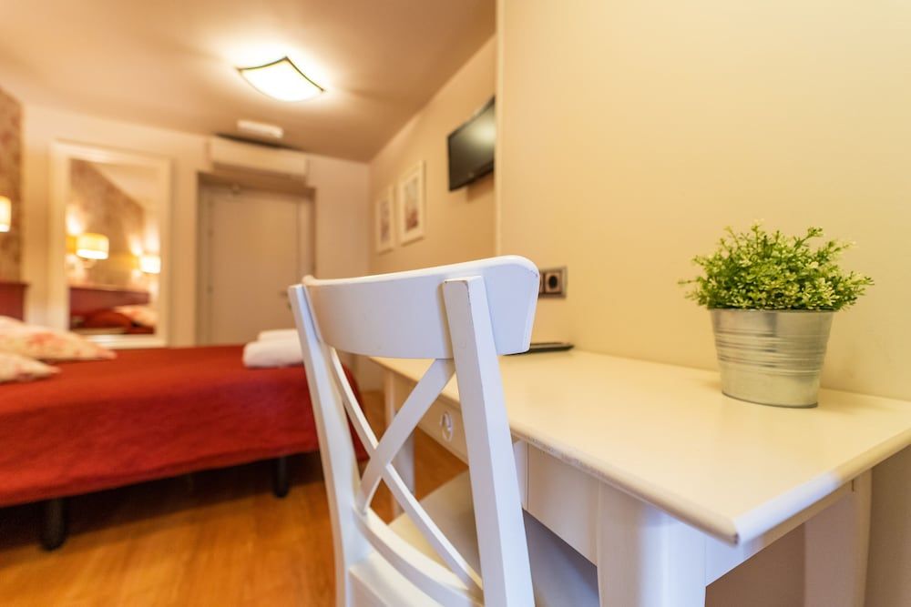 Hostal Matheu City Double or Twin Room 20