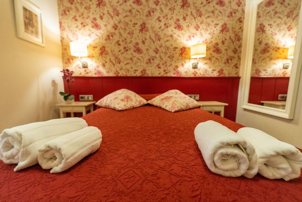 Hostal Matheu City Double or Twin Room 4