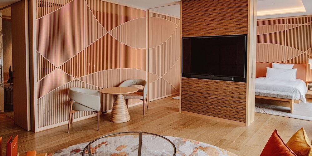 Club Suite, 1 Bedroom, Accessible Bathtub, Club Lounge Access (Dining, Hot Tub)