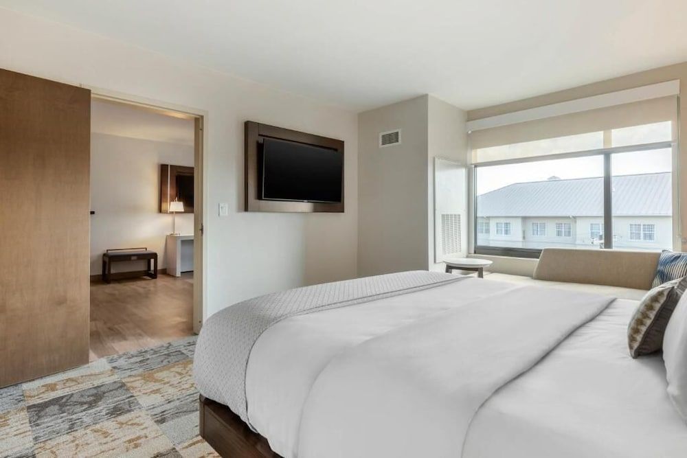 Suite, 1 King Bed, Accessible, Bathtub (Mobility)
