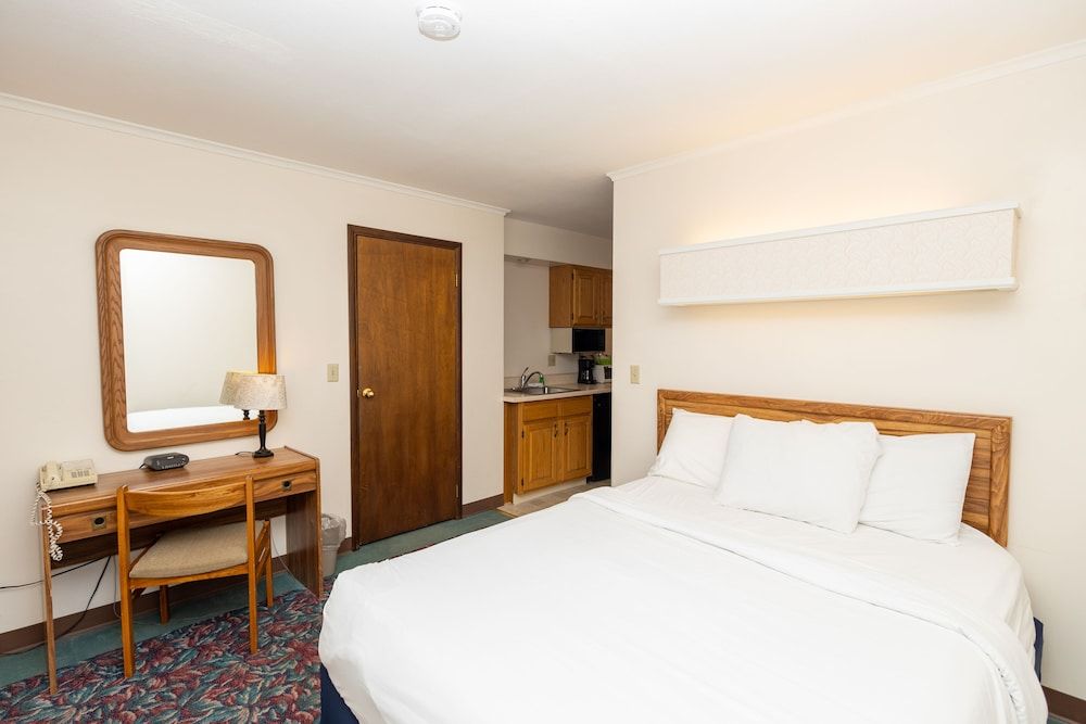 Cedar Motor Inn Suite, 1 Queen Bed with Sofa bed