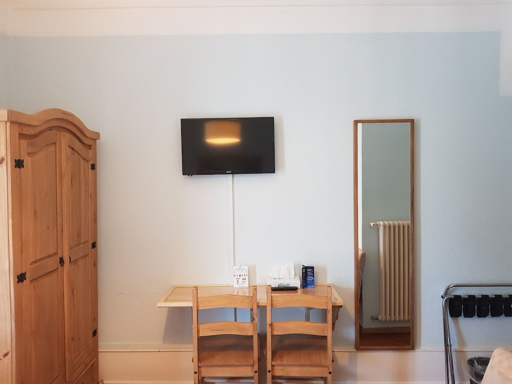 Hotel De Geneve Twin Room 7