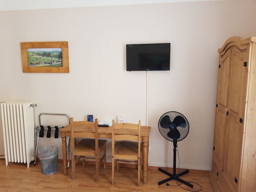 Hotel De Geneve Twin Room 8