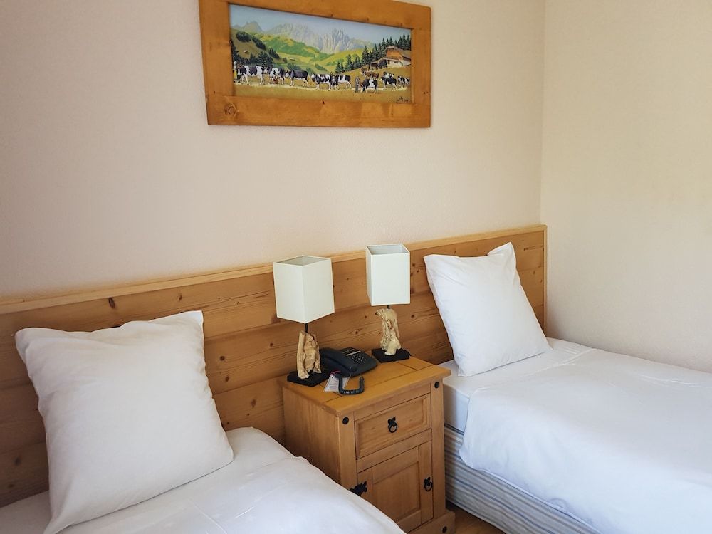 Hotel De Geneve Twin Room 4