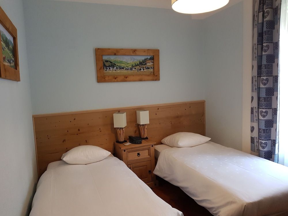 Hotel De Geneve Twin Room 2