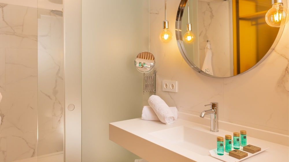 L'Azure Hotel Standard Single Room (1 adult) 6