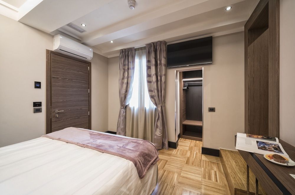 Solo Experience Hotel Double Room (Small)