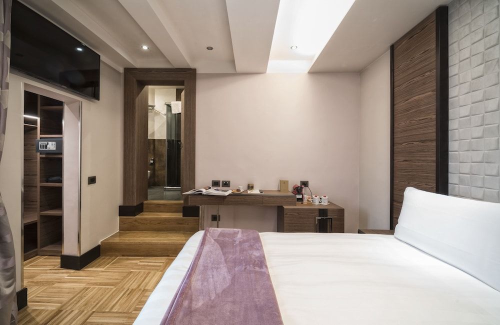 Solo Experience Hotel Double Room (Small) 4