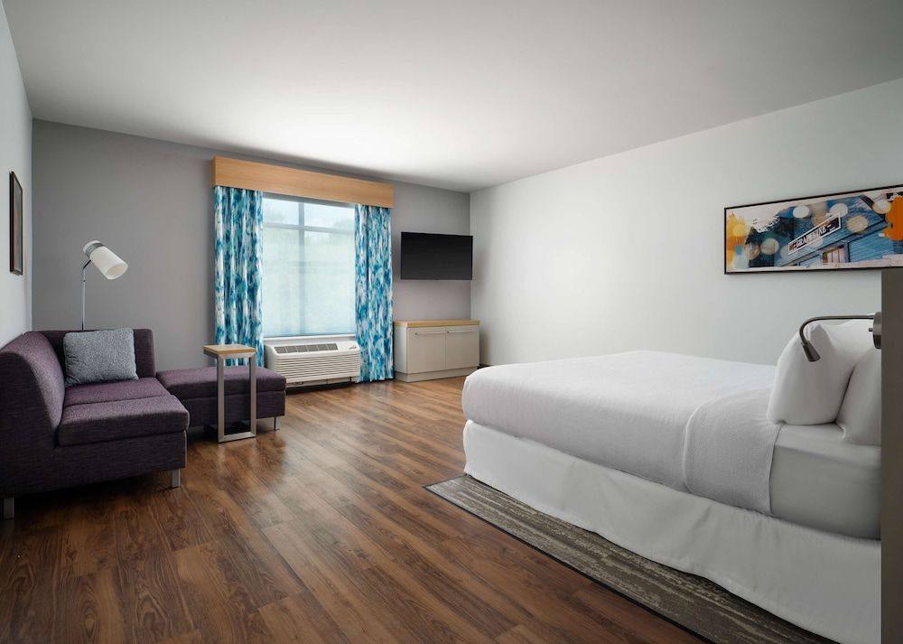 Deluxe Room, 1 King Bed, Accessible (Roll-In Shower)