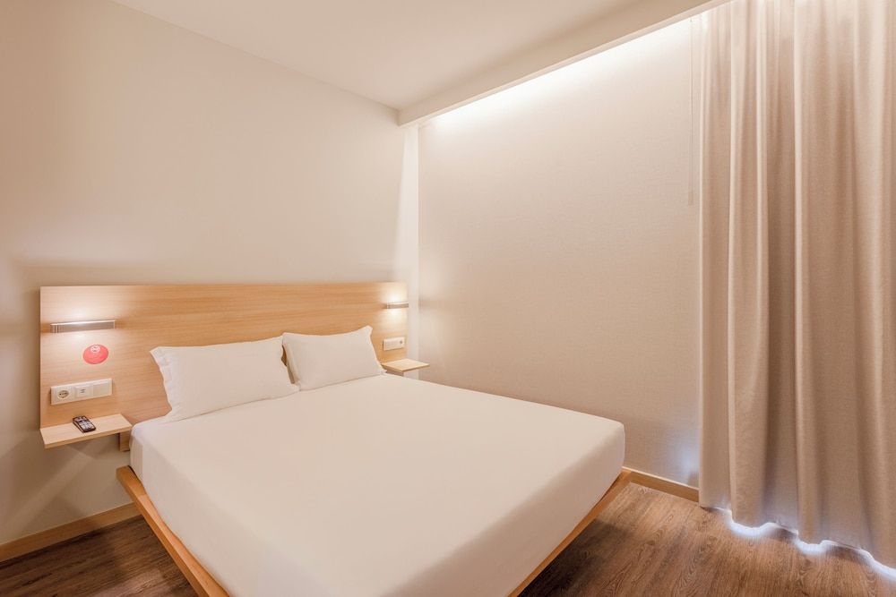 Moov Hotel Porto Centro Standard Double Room, 1 Queen Bed 7