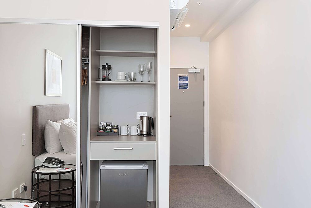 Ramada Suites By Wyndham Victoria Street West Room, 1 King Bed, Non Smoking 5