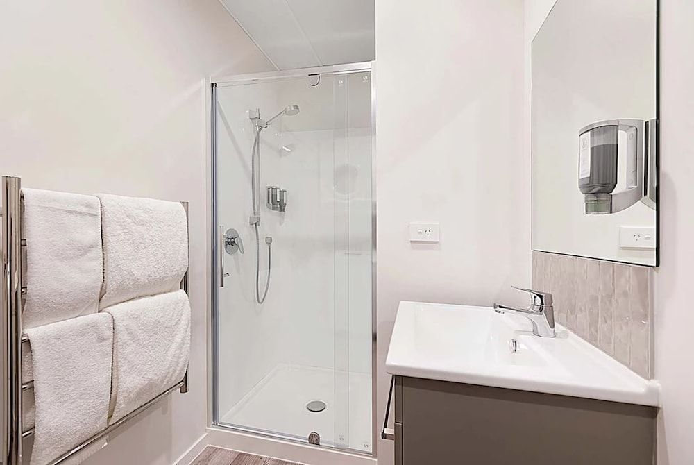 Ramada Suites By Wyndham Victoria Street West Room, 1 King Bed, Non Smoking 4