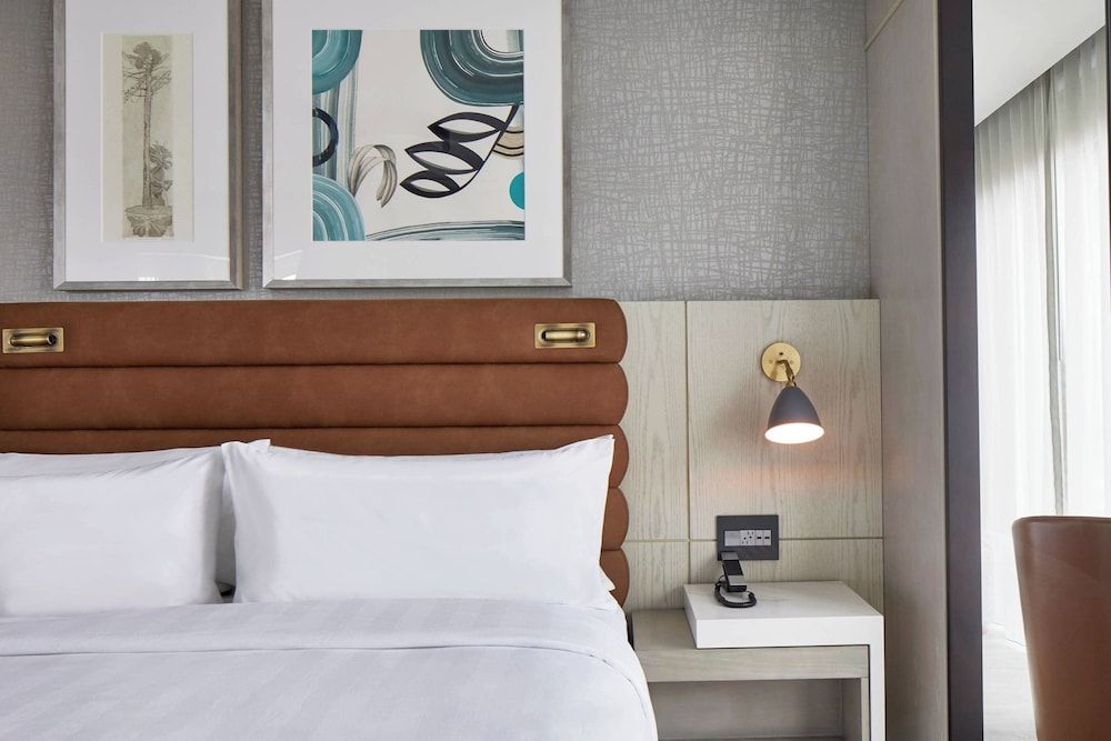 Suite, 1 King Bed, Corner (Hearing Accessible)