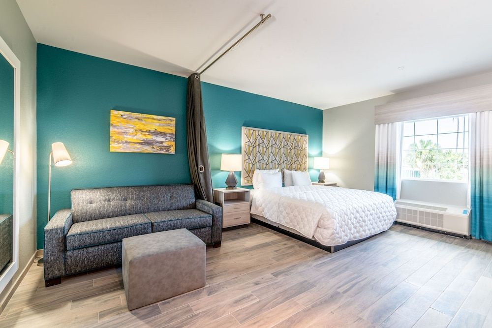 Suite, 1 King Bed with Sofa bed, Accessible, Kitchenette